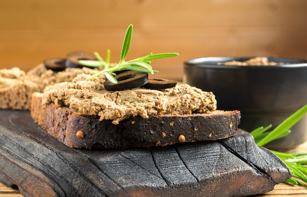 Pâté de foie fait maison sur pain de seigle.