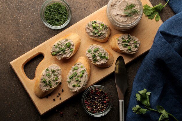 Pâté de foie fait maison avec des verts sur du pain