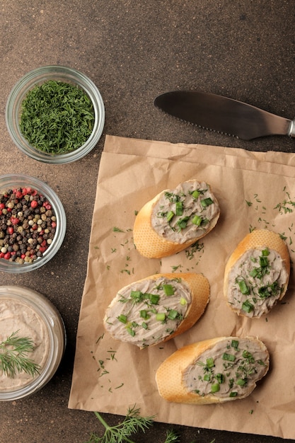 Pâté de foie fait maison avec des verts sur du pain