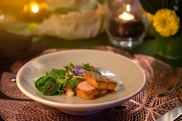 Photo pâté de foie gras grillé à base de foie de canard ou d'oie avec sauce aux fruits et laitue mise au point sélective