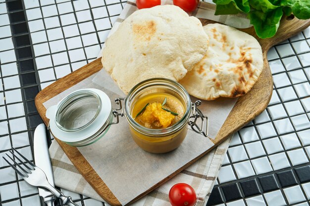 Pâté de foie d'oie ou de poulet frais fait maison avec focaccia, sur papier kraft. Gros plan sur la savoureuse cuisine du restaurant.