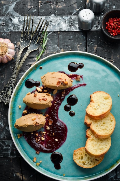 Pâté de foie d'oie avec sauce soja et pain grillé sur fond de pierre noire Vue de dessus Style rustique