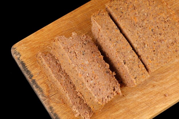 Pâté de foie sur le plateau de la cuisine