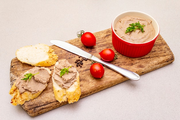 Pâté de foie de poulet au beurre.