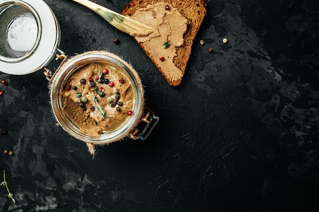 Pâté de foie de poulet frais fait maison dans un bocal en verre bannière menu recette place pour la vue de dessus de texte