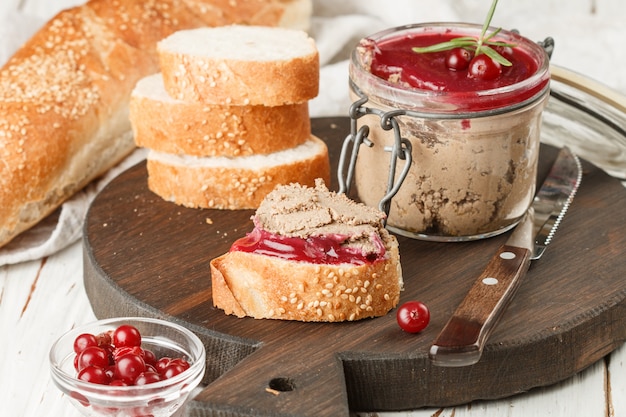 Pâté de foie de poulet maison frais (lapin, oie) avec sauce aux canneberges