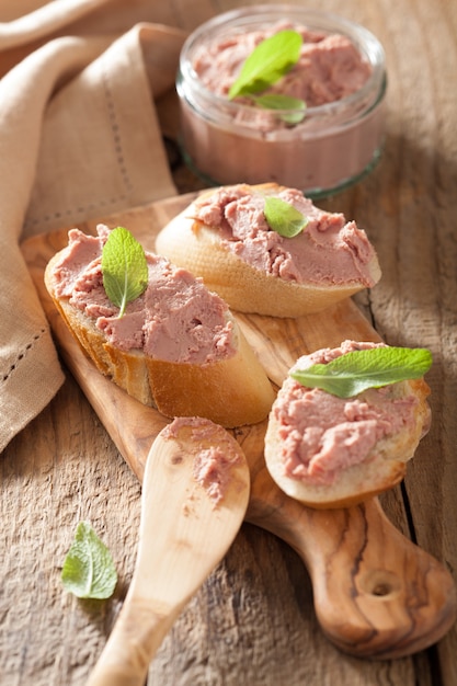 Pâté de foie de poulet sain à la sauge en pot et sur du pain