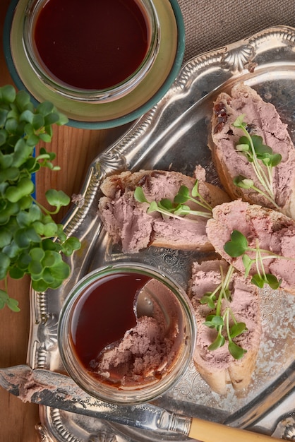 Pâté de foie de poulet avec sandwichs à la gelée de porto