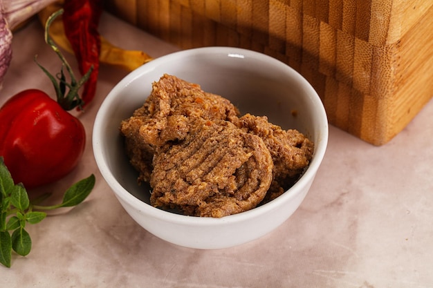 Pate de foie répandu dans le bol