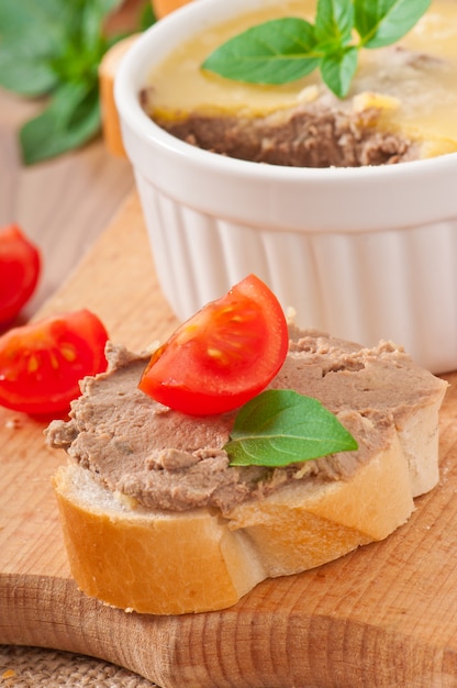 Pâté de foie de volaille maison, basilic et tranches de pain blanc