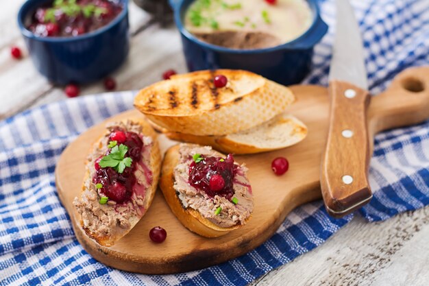 Pâté de foie de volaille à la sauce aux canneberges, servi avec croûtons