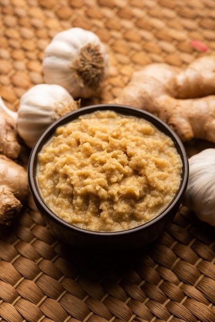 Pâte fraîche de gingembre et d'ail ou purée d'Adrak Lahsun dans un bol en céramique. Mise au point sélective