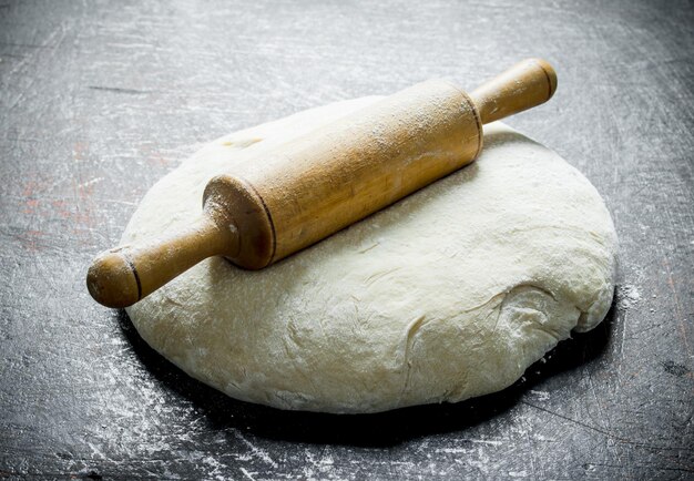 Pâte fraîchement préparée avec un rouleau à pâtisserie