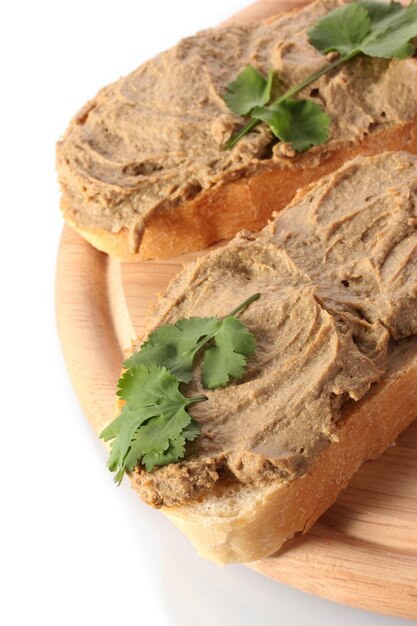 Pâté frais sur du pain sur planche de bois