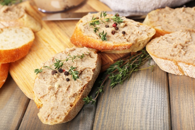 Pâté frais avec du pain sur table en bois