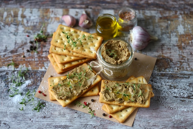 Pâté frais fait maison avec des épices dans un pot.