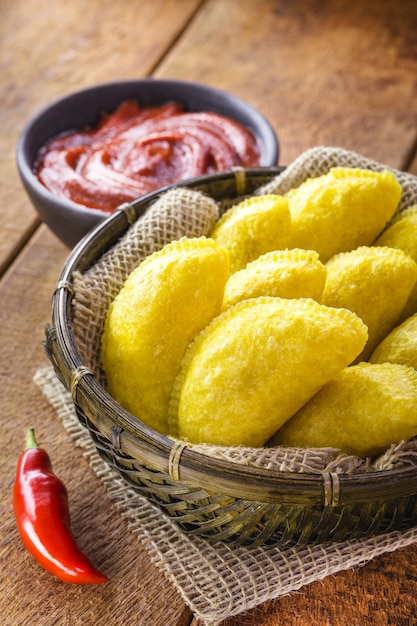 Pâte frite de pâte de maïs, panée typique du Brésil, nourriture de fête de juin