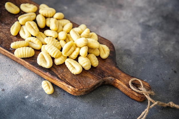 Pâte à gnocchis Pommes de terre cuisine italienne repas frais et sain snack alimentation sur la table