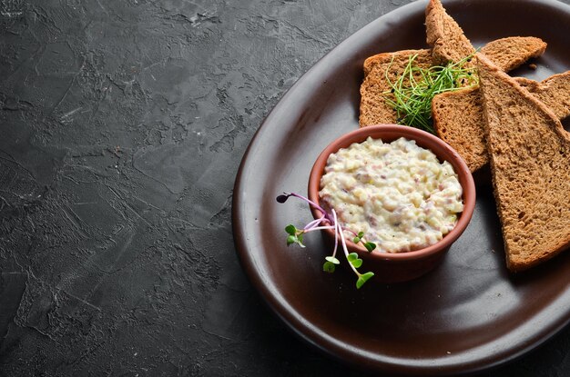 Pate avec hareng et sauce à la crème et pain noir Vue de dessus espace libre pour votre texte Style rustique