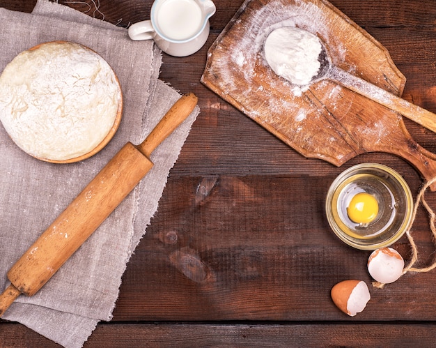 Pâte à levure dans un bol en bois, vue de dessus