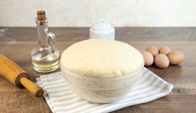 Pâte à levure pour la cuisson du pain sur la table de la cuisine