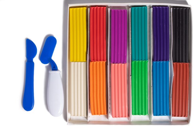 pâte à modeler multicolore dans une boîte 12 couleurs sur fond blanc