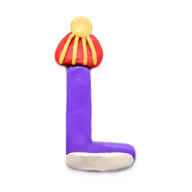 Pâte à Modeler Violet Lettre L De L'alphabet En Hiver Rouge Avec Bonnet Jaune Sur Fond Blanc