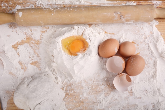 Une pâte avec des oeufs et des ustensiles.