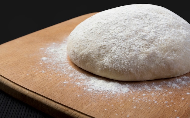 Pâte à pain sur planche de bois