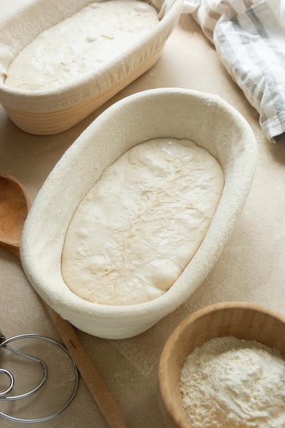 Pâte à pain prête à cuire. Pâtisserie maison, pain rustique au levain à base de levure naturelle sauvage