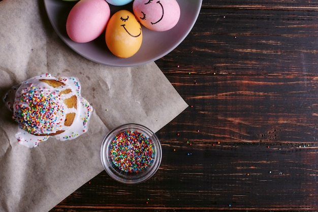 Pâte de Pâques avec glaçage et poudre et oeufs colorés