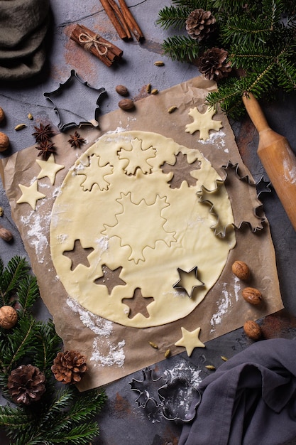 Pâte à pâtisserie et cuisson de Noël avec rouleau à pâtisserie