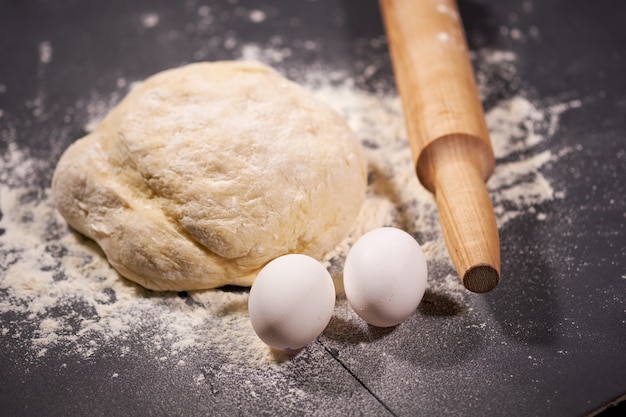 Pâte à pâtisserie sur table farinée