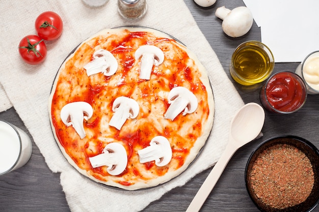 Pâte à pizza au ketchup et aux champignons