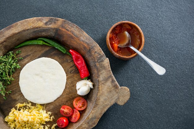 Pâte à pizza sur un plateau en bois