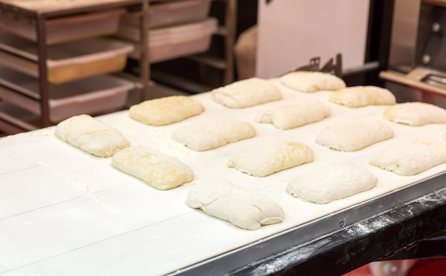 Pâte sur la planche dans la boulangerie