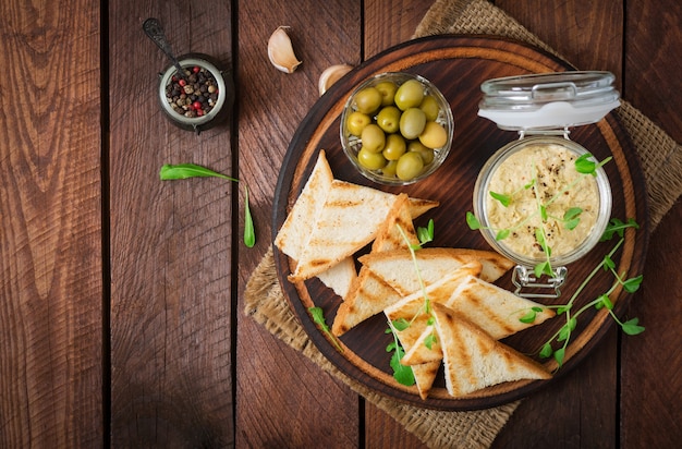 Pate poulet - rillette, pain grillé et des herbes sur une plaque