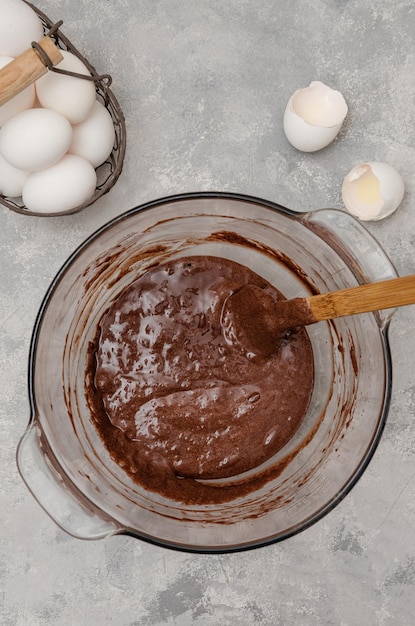 pâte prête pour faire du gâteau à l'éponge au chocolat à rouler dans un bol recette étape par étape vue supérieure