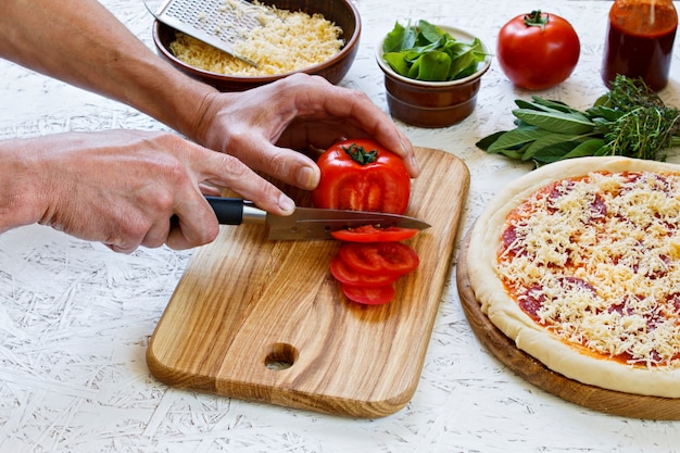 Photo pâte. le processus de fabrication de la pizza. ingrédients pour pizza