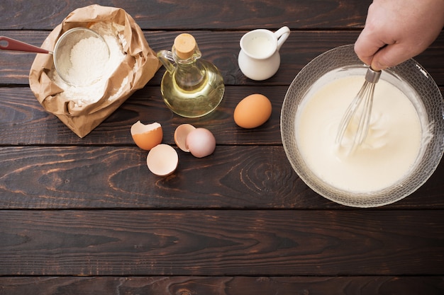 Pâte et produits pour sa préparation sur table en bois foncé