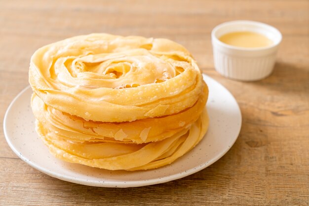 pâte de roti croustillante frite avec lait concentré sucré