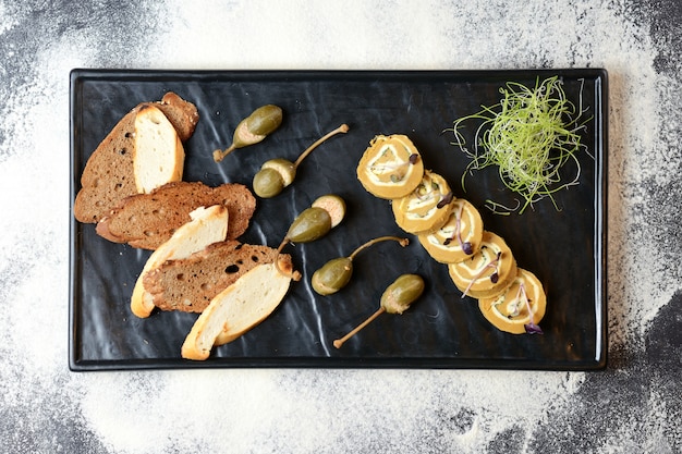 Pate rouleaux aux câpres et croûtons