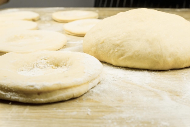 Pâte roulée sur la table sous forme de gâteaux