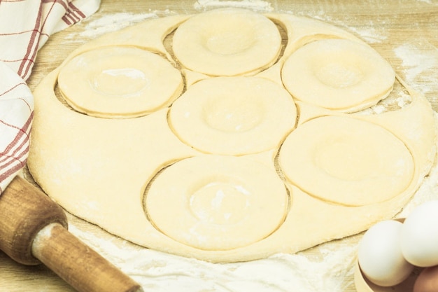 Pâte roulée sur la table sous forme de gâteaux