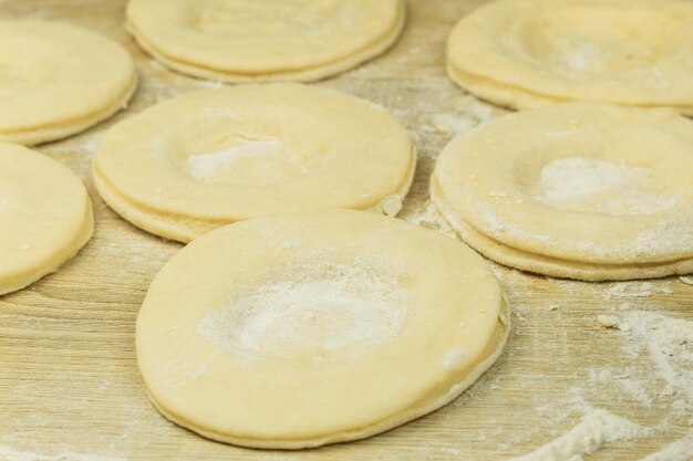 Pâte roulée sur la table sous forme de gâteaux