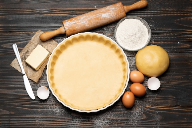 Pâte sablée pour la cuisson de la tarte aux quiches et des ingrédients sous forme de cuisson