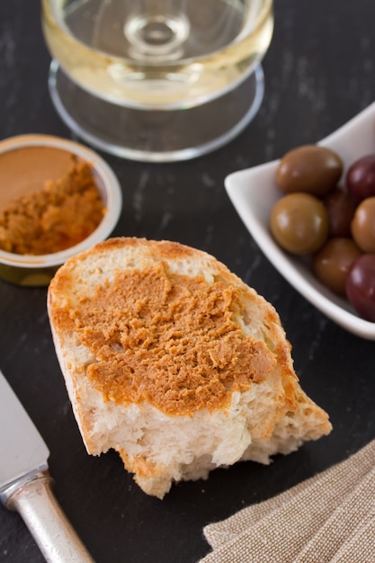 Pate de sardine avec du pain