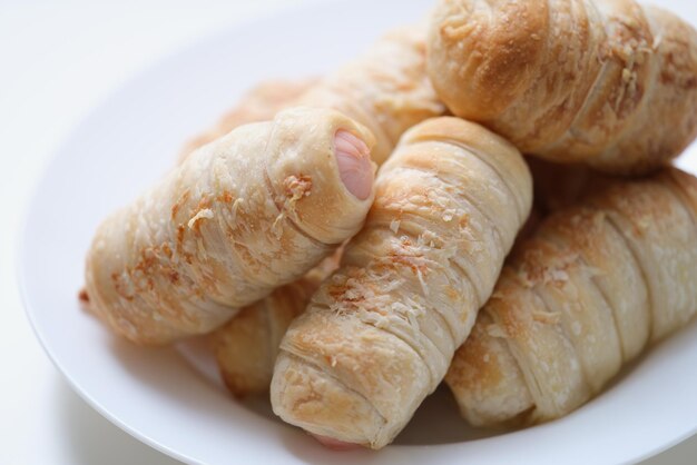 Pâte à saucisse sur une plaque produit culinaire