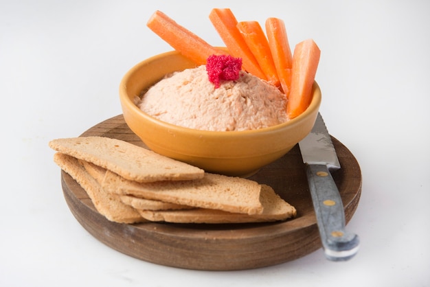 Pâté de saumon fumé avec pain grillé et carottes