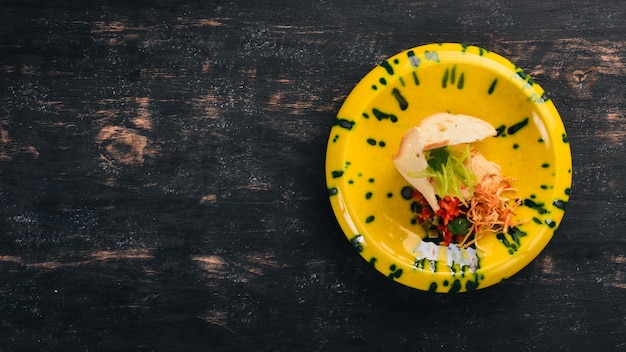 Pâte de saumon et légumes frais sur du pain grillé Collations froides Sur un fond en bois noir Espace de copie